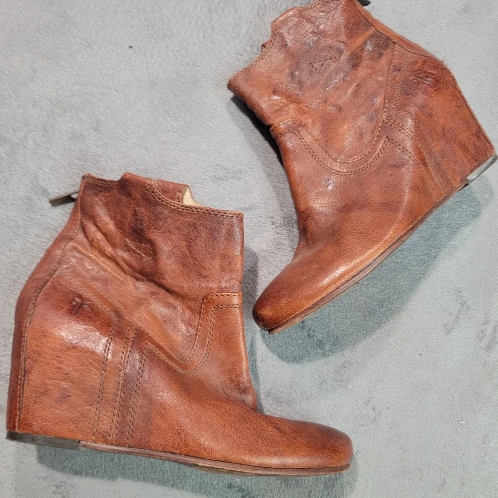Frye Carson Wedge Bootie Womens 7M Cognac Brown Leather Back Zip‎ Ankle 3470655